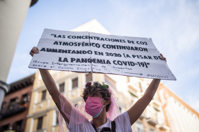 Archivo - Una mujer con un cartel por la contaminación