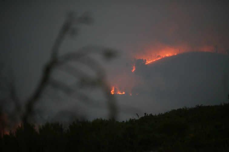 Extinguido el incendio de Castro de Rei después de arrasar con 27,5 hectáreas de terreno