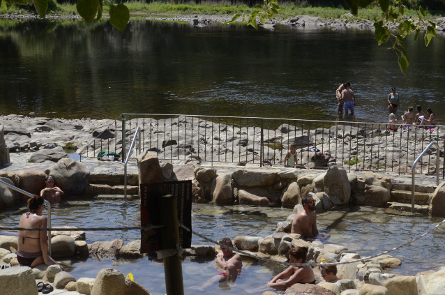 Bañistas en una pozas termales, a 8 de agosto de 2023, en Ourense, Galicia (España). La tercera ola de calor en España afecta por primera vez este verano a Galicia donde hoy se esperan temperaturas por encima de los treinta grados en todas las ciudades ga