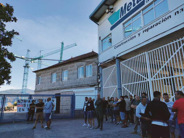 Trabajadores de Metalships&Docks, a las puertas del astillero vigués, protestan por nuevos despidos, a 21 de agosto de 2023.