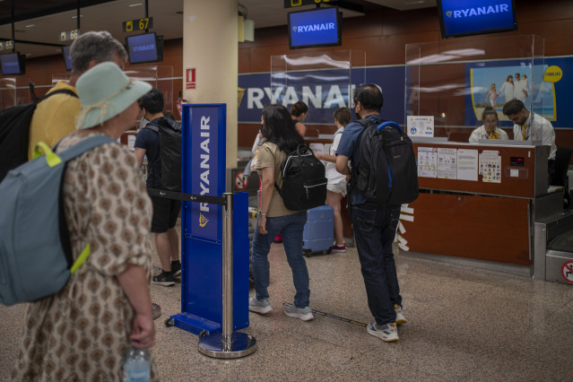 Archivo - Varias personas esperan ser atentidas en una ventanilla de Ryanair en el Aeropuerto Josep Tarradellas Barcelona-El Prat, a 8 de agosto de 2022, en Barcelona, Catalunya (España).  Se reanudan hoy las nuevas jornadas de huelga de los tripulantes d