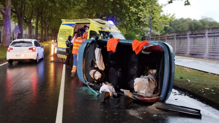 Excarcelan a una conductora atrapada en su coche volcado tras una salida de vía en Oleiros