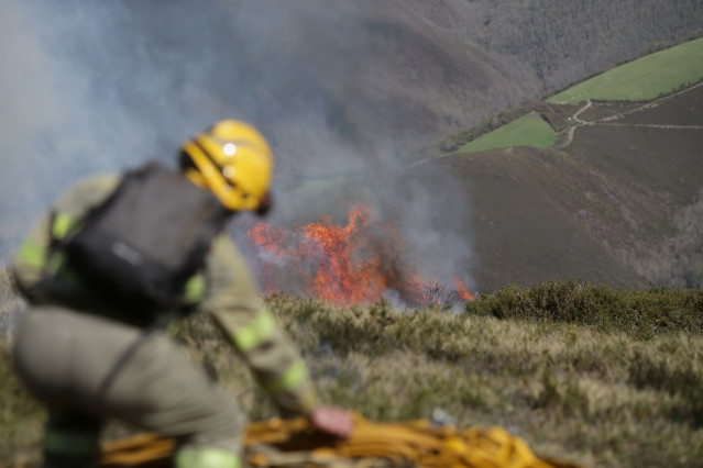 Archivo - Imagen de archivo de un incendio en Galicia