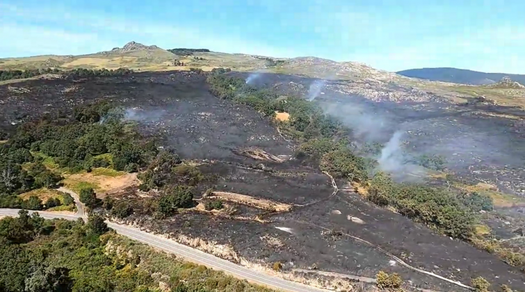 El incendio forestal de Santigoso, A Mezquita (Ourense), extinto tras ser controlado en a penas un día (vídeo)