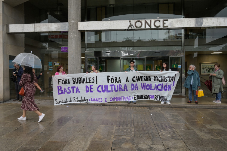 Una decena de personas se concentra en A Coruña para exigir el cese de Luis Rubiales