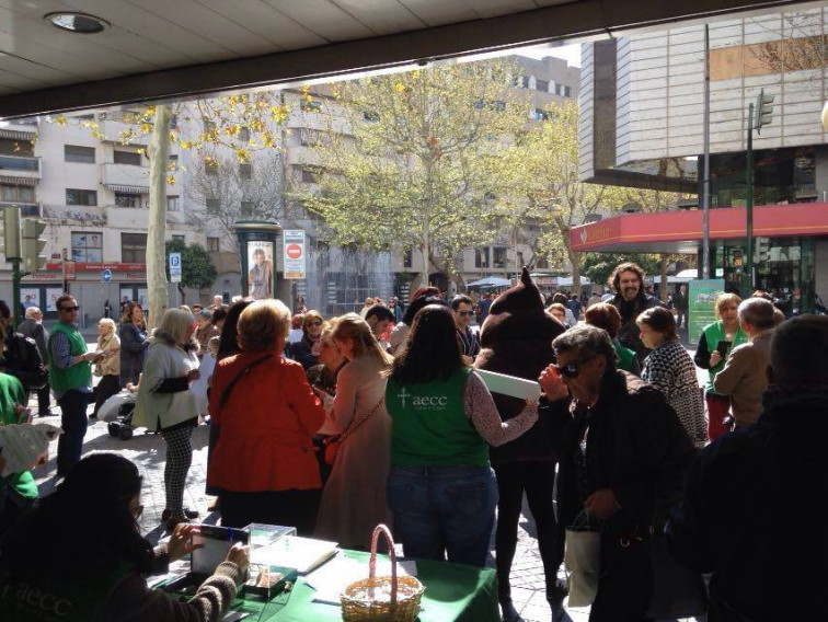 ​La AEEC recoge fondos en A Coruña para financiar su lucha contra el cáncer