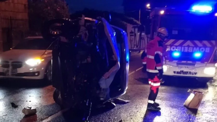 Excarcelan al piloto de una furgoneta que colisionó contra un muro en Esgos