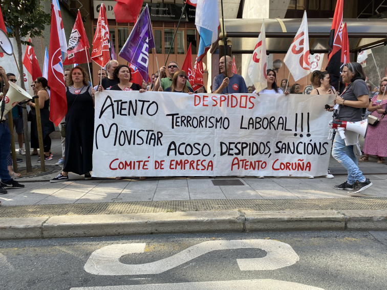 Trabajadores de Atento se moviliza en A Coruña contra los despidos de 