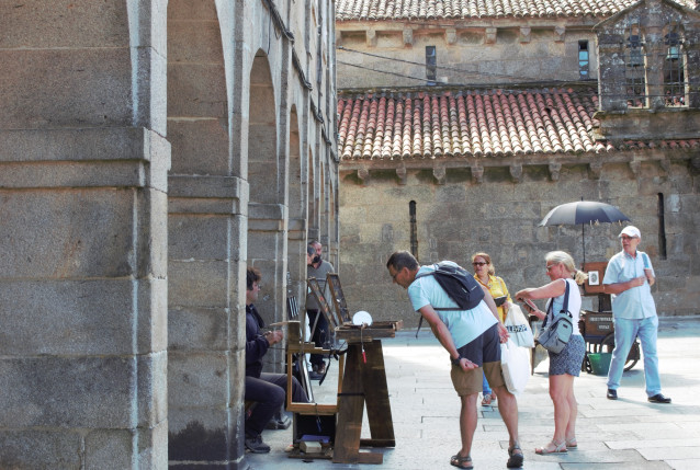 Archivo - Turistas en Santiago de Compostela