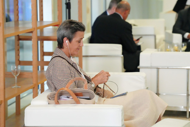 La candidata a presidir el Banco Europeo de Inversiones (BEI) Margrethe Vestager tejiendo en la zona de descanso del ECOFIN - Primera sesión de trabajo UE-CELAC: el programa inversiones Gobal Gateway