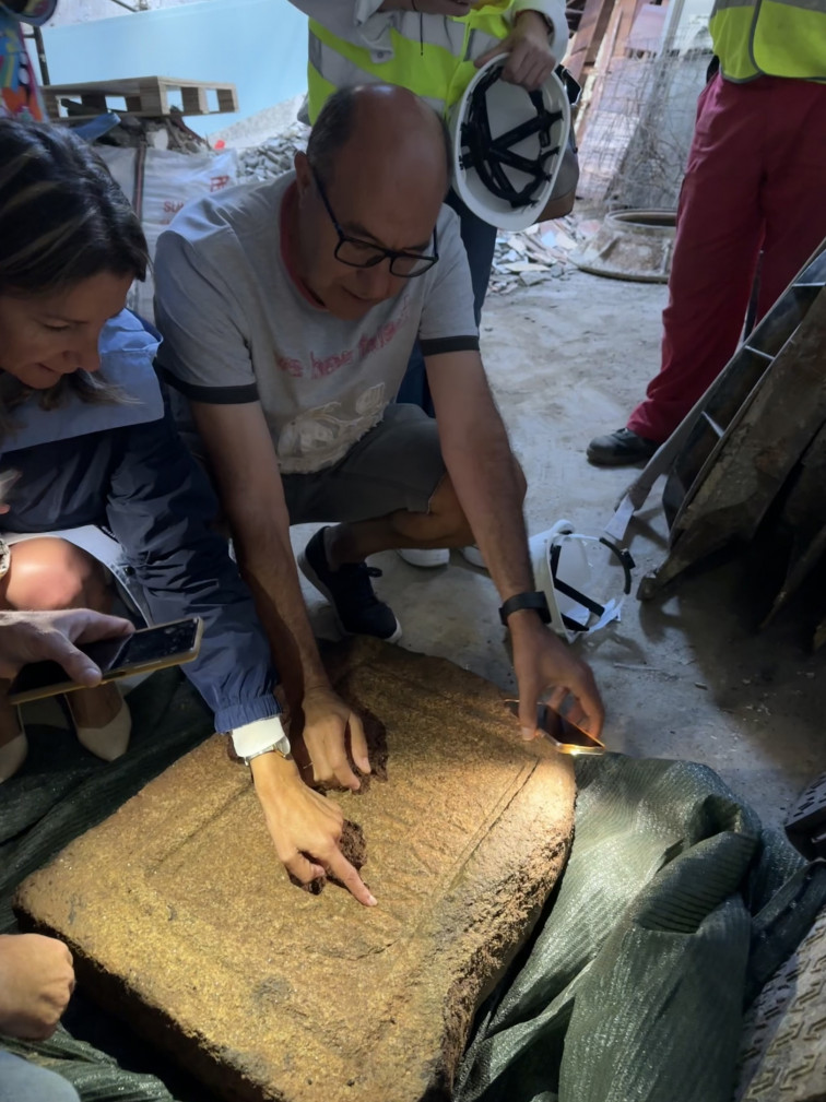 Obras de peatonalización descubren dos lápidas de origen romano en pleno centro de Lugo