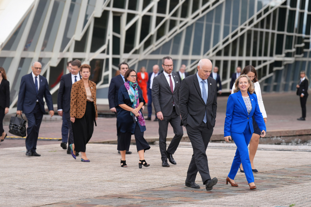 El presidente de la Autoridad Bancaria Europea (EBA), José Manuel Campa (2d) y la vicepresidenta primera y ministra de Asuntos Económicos y Transformación Digital en funciones, Nadia Calviño (1d) 