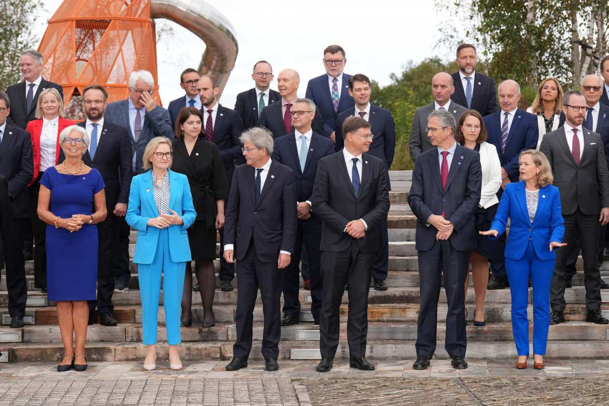 La vicepresidenta primera y ministra de Asuntos Económicos y Transformación Digital en funciones, Nadia Calviño (1d), el gobernador del Banco de España, Pablo Hernández de Cos (2d) y la president