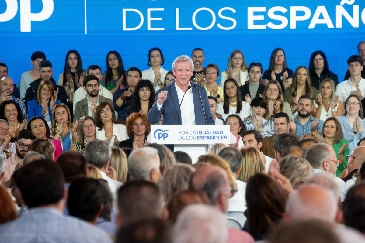 El presidente de la Xunta, Alfonso Rueda, interviene en el acto del PP en Santiago de Compostela.