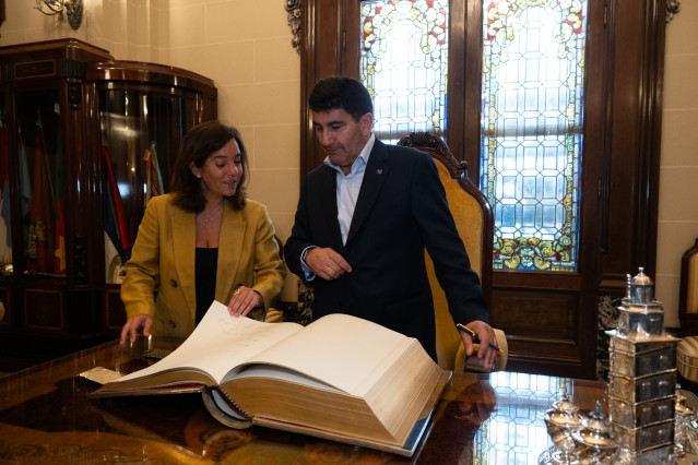 La alcaldesa de A Coruña, Inés Rey, y el delegado del Gobierno en Galicia, Pedro Blanco, en su visita institucional al ayuntamiento