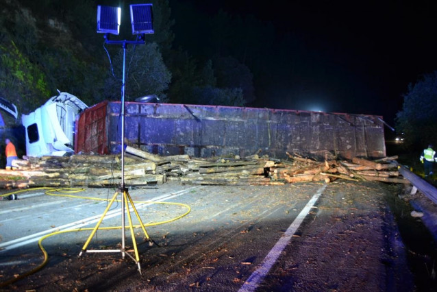 Camión de troncos volcado en la OU-540 en Muíños (Ourense).