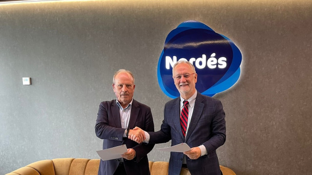 Firma de un acuerdo de colaboración entre la Asociación Club de Empresarios y Ejecutivos de Galicia, Nordés,  por parte de su presidente, Carlos López Navaza, y el Club Financiero de Santiago, presidido por Roberto Pereira.