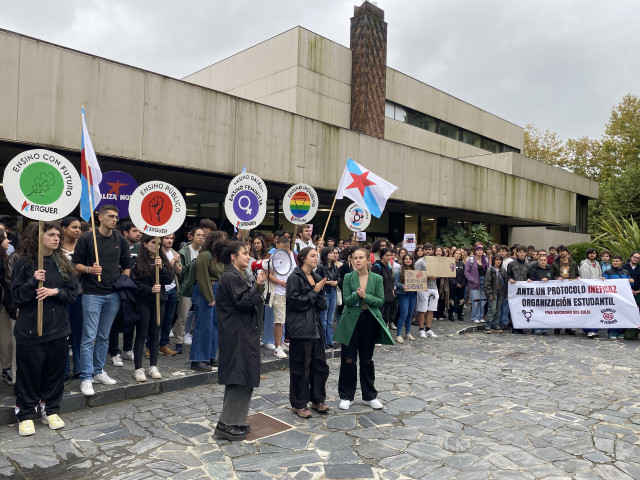 Concentración a las puertas de la Facultade de Economía de la Universidade de Santiago