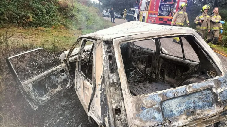 Accidente mortal en A Cañiza: muere un conductor en una salida de vía y arder su coche