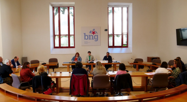 Reunión de la portavzo del BNG, Ana Pontón, junto a otros diputados y representantes del colectivo de residencias