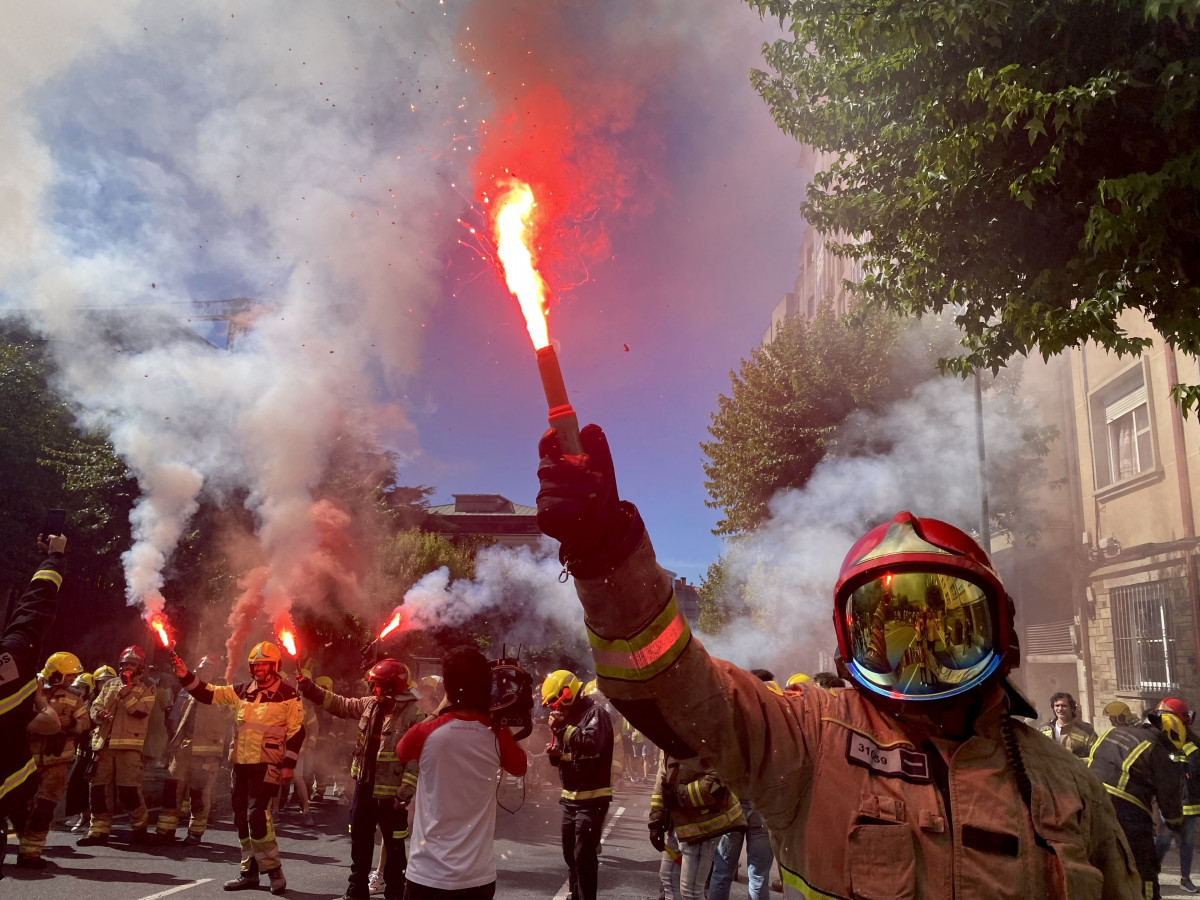 Archivo - Protesta de bomberos comarcales en Santiago