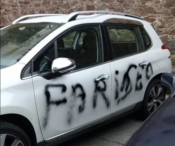 Vandalismo contra el coche del pu00e1rroco de Pontedeume en una imagen de EP