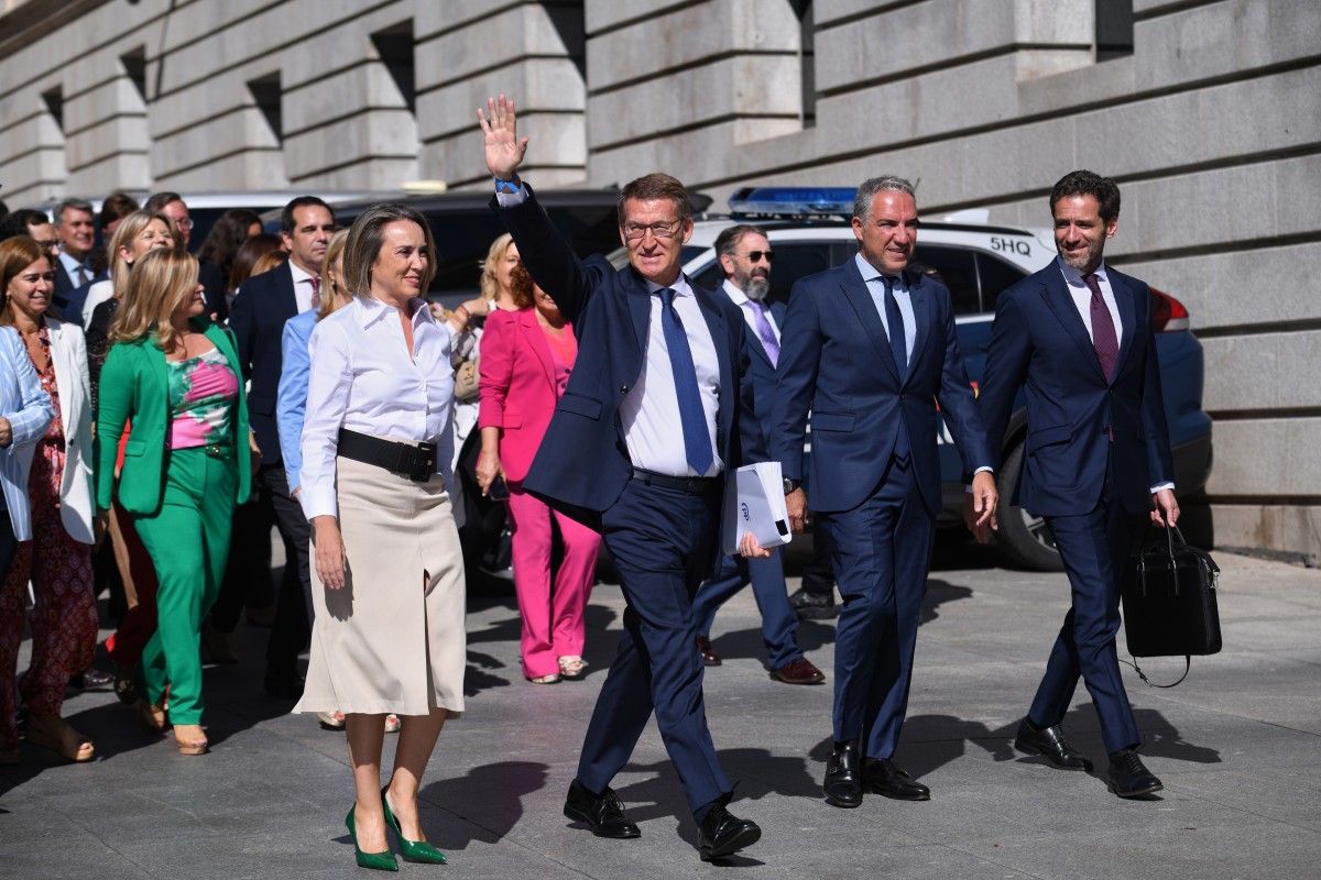 El líder del PP y candidato a la Presidencia del Gobierno, Alberto Núñez Feijóo, saluda a su llegada al Congreso