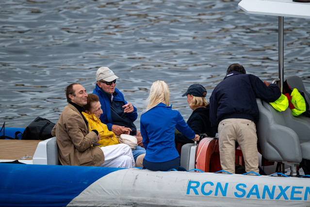 El rey emérito Juan Carlos I navega en la ría de Pontevedra acompañado de su herman ala infanta Margarita, a 28 de septiembre de 2023, en Sanxenxo (Pontevedra).