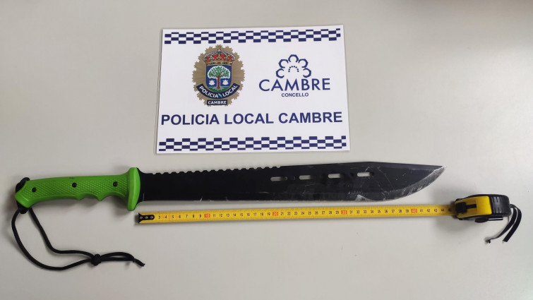 Denunciado un joven por pasearse con un machete de 45 centímetros de hoja en Cambre