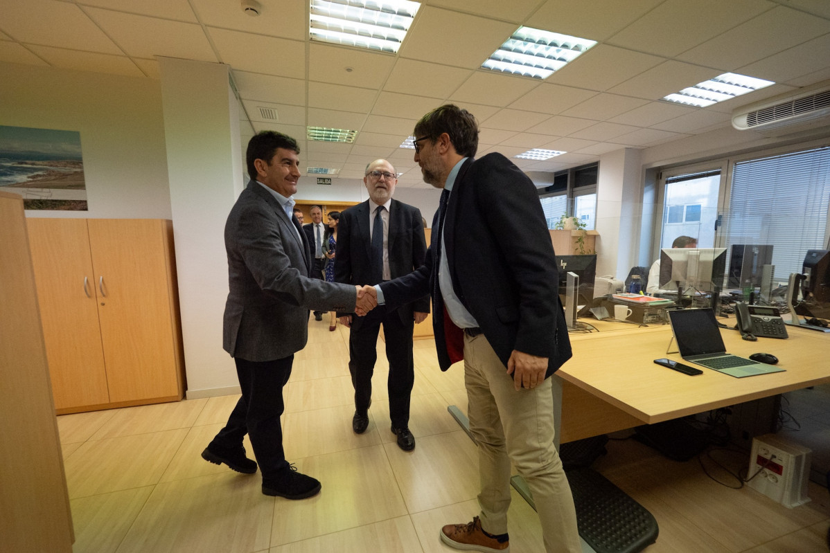 El delegado del Gobierno en Galicia, Pedro Blanco, visita las instalaciones de Tragsa en Santiago de Compostela.