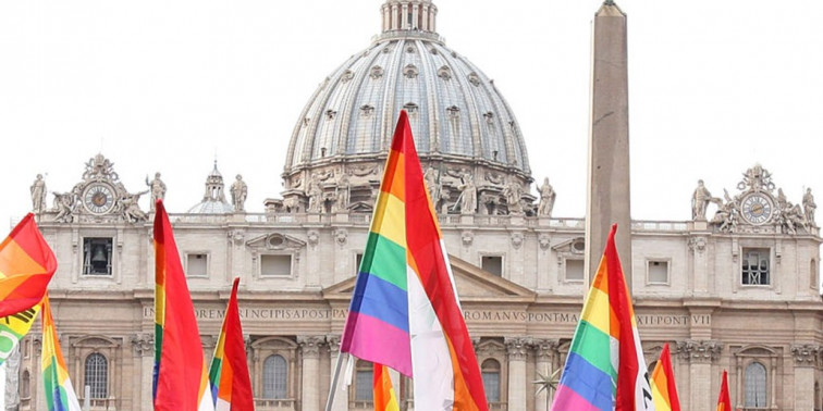 Conflicto en el Vaticano tras abrir el Papa la puerta a bendecir parejas gays