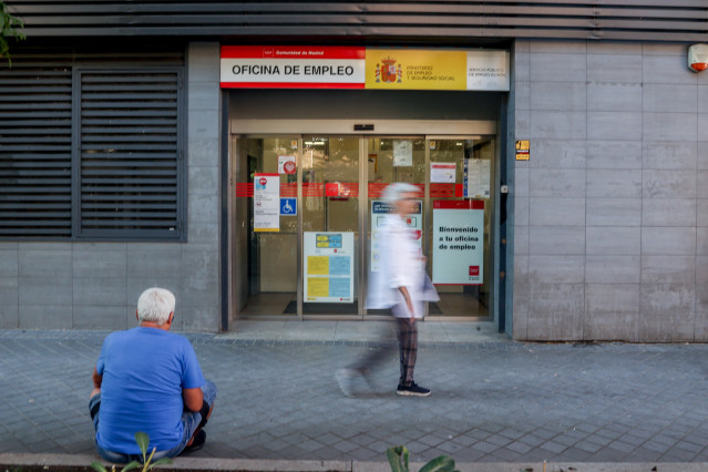 Archivo - Un hombre pasa por delante de la oficina del SEPE del Paseo de las Acacias, a 2 de agosto de 2023, en Madrid (España).  El número de parados registrados en las oficinas de los servicios públicos de empleo bajó en 10.968 personas en julio en rela