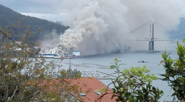 Un incendio envuelve en humo el puente de Rande