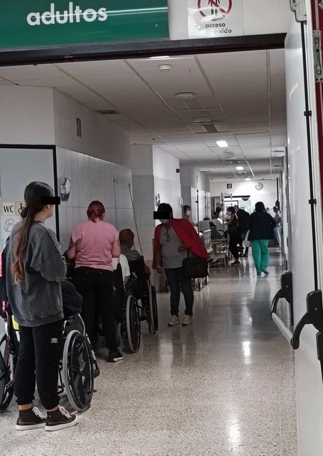 (VÍDEO) Decenas de pacientes graves apostados en los corredores del CHUS en otro episodio de colapso