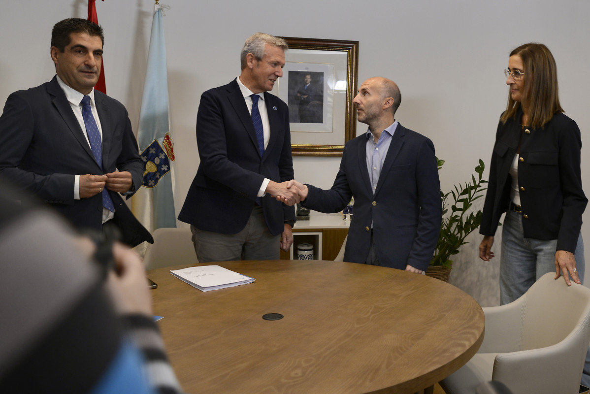 El presidente de la Xunta de Galicia, Alfonso Rueda (2i), y el alcalde de la ciudad, Gonzalo Pérez Jácome (2d), se saludan a su llegada para reunirse en la Delegación de la Xunta, a 4 de octubre de