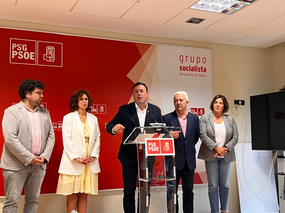 El secretrario xeral del PSdeG, Valentín González Formoso, en rueda de prensa junto a la dirección del grupo parlamentario