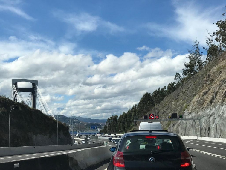 Retenciones a la entrada de Vigo por un accidente con cinco coches implicados en la A-55 en Mos