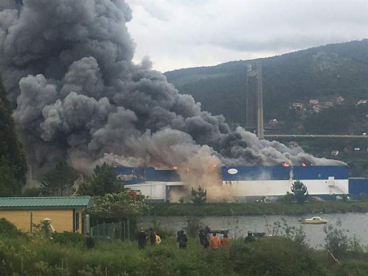 Un gran incendio devasta la nave de Fandicosta