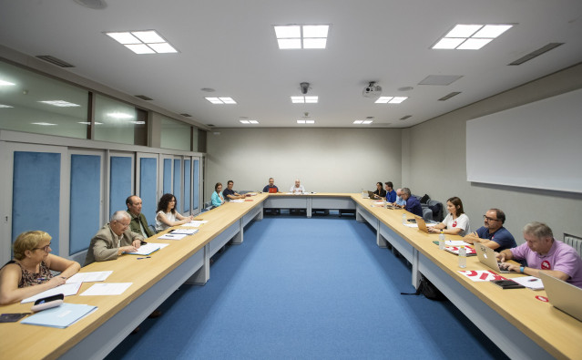 El director xeral de Centros e Recursos Humanos, Jesús Álvarez, participa en la Mesa Sectorial Docente non Universitaria.