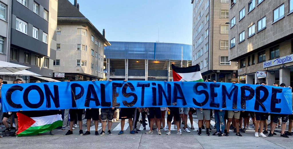 Hinchas de Riazor Blues con una pancarta a favor de Palestina en una imagen de sus redes sociales