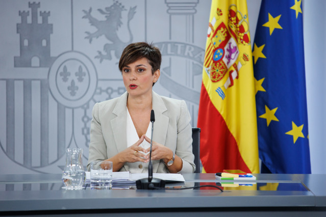 La ministra Portavoz del Gobierno, Isabel Rodríguez, durante una rueda de prensa posterior a la reunión del Consejo de Ministros, en el Palacio de la Moncloa, a 3 de octubre de 2023, en Madrid (España). El Consejo de Ministros ha aprobado hoy un acuerdo p