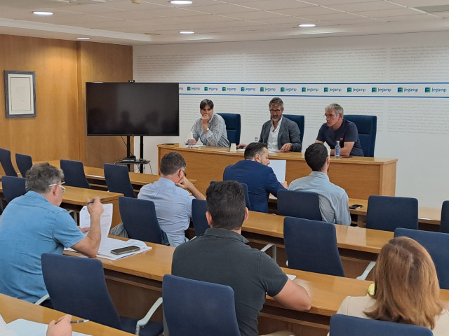 El presidente de la Fegamp, Alberto Varela, se reúne con alcaldes para analizar los efectos de la ley gallega del ciclo del agua.