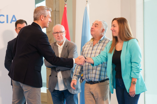 El presidente de la Xunta, Alfonso Rueda, y el conselleiro de Cultura, Educación, FP e Universidades, Román Rodríguez, en la firma del acuerdo de ratios con José Manuel Fuentes (CCOO), Julio Díaz (ANPE) y Sandra Montero (UGT).