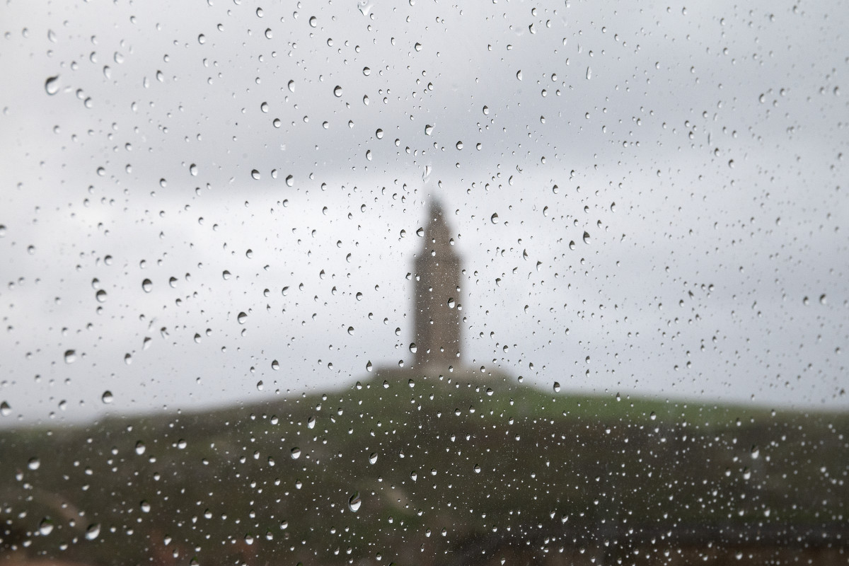 Archivo - Fuertes lluvias en las inmediaciones de la Torre de Hércules, cerrada hoy por el mal tiempo, a 13 de febrero de 2022, en A Coruña, Galicia (España). La entrada de un temporal en Galicia p