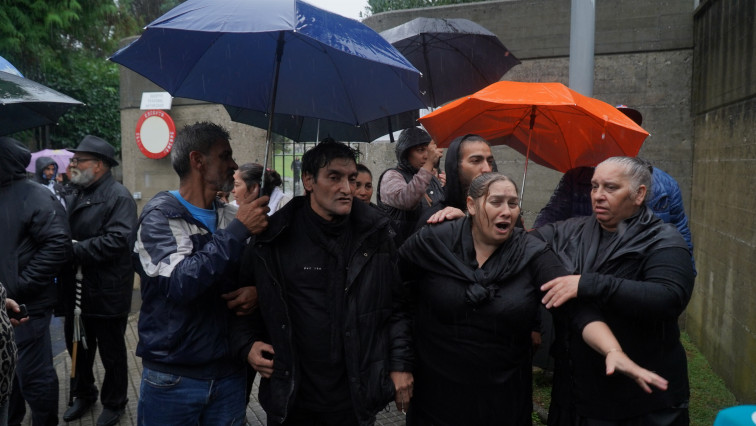 Cientos de personas claman justicia en el entierro de los tres menores y su madre muertos en el incendio de Vigo