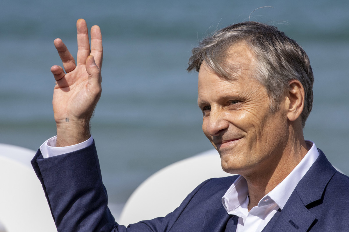 Archivo - Viggo Mortensen, que recibe el premio Donostia a su carrera, posa en photocall en el Festival de San Sebastián a 24 de septiembre de 2020.