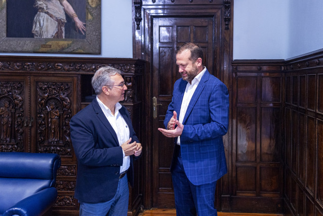 Reunión entre el presidente de la Diputación de Ourense, Luis Menor, y el responsable de Sogarpo, Artur Yuste