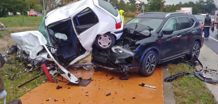 Un aparatoso accidente en Pereiro de Aguiar deja una herida grave y dos heridos leves