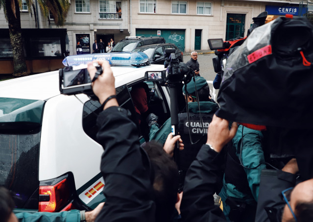 Agentes de Guardia Civil llevan al presunto autor del crimen de Elisa Abruñedo para pasar a disposición judicial en Ferrol.