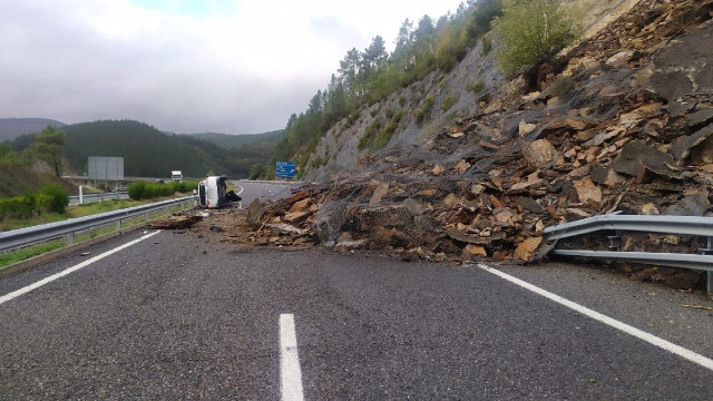 Desprendimiento de roca en la A-6, en Becerreá (Lugo)